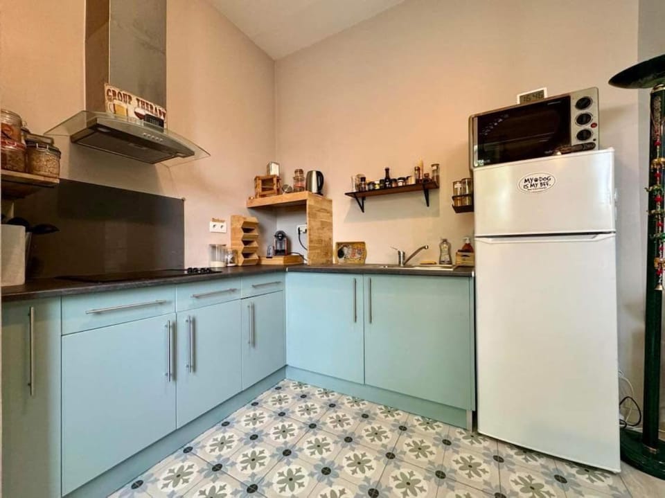 Kitchen or kitchenette, oven, pet friendly, stove