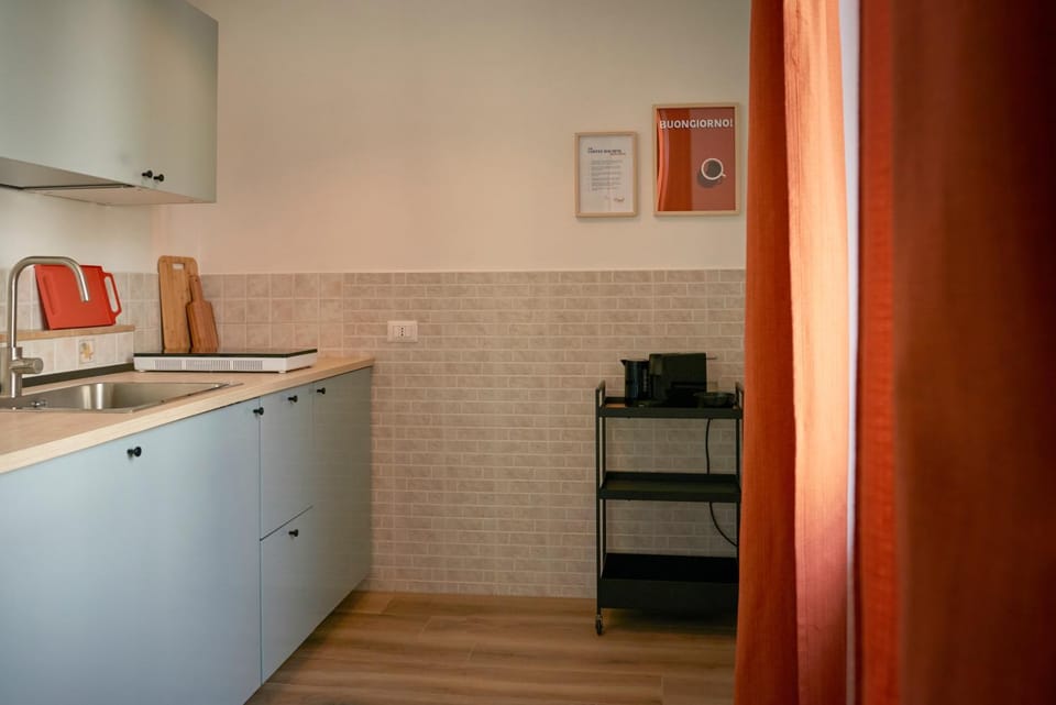 Coffee/tea facilities, Kitchen or kitchenette, stove