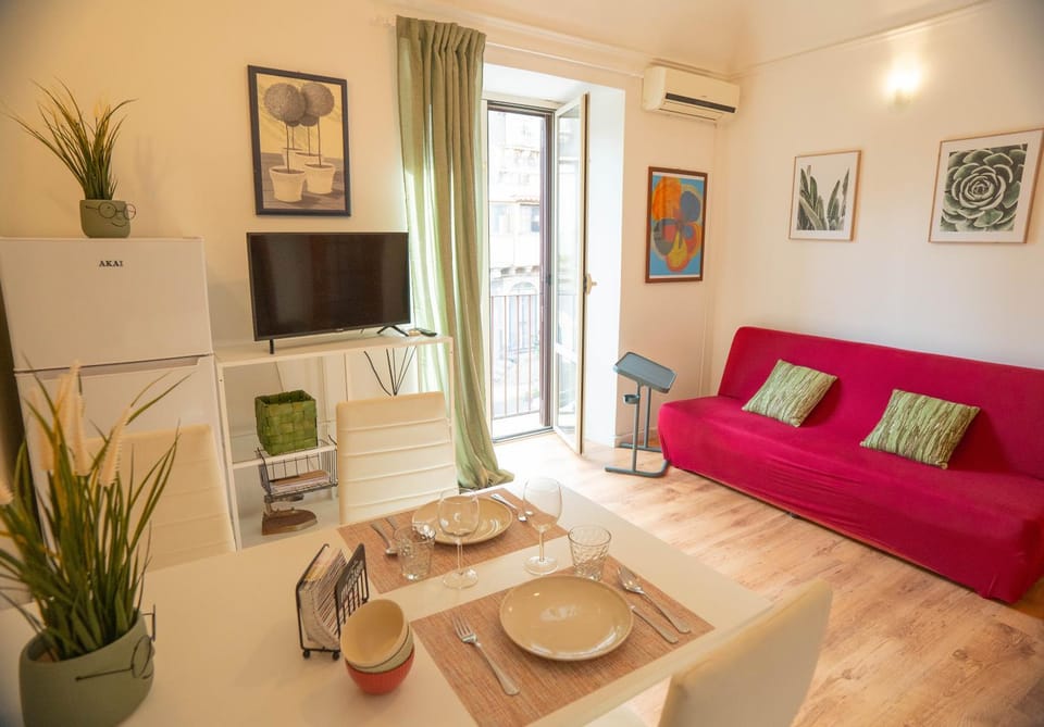 TV and multimedia, Living room, Seating area, Dining area, air conditioner