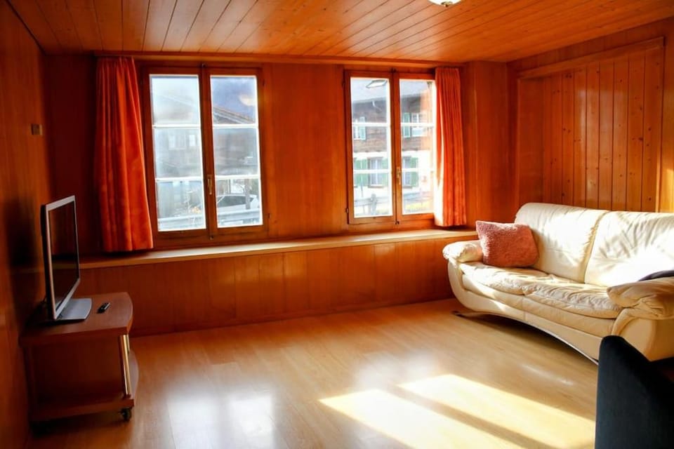 Alpine chalet apt w/parking and porch Apartment in Canton of Bern (Region)