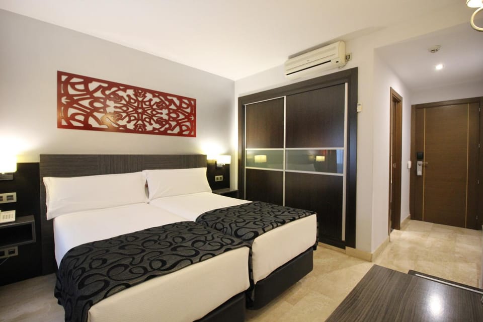 Bed, Photo of the whole room, Bedroom, wardrobe, air conditioner