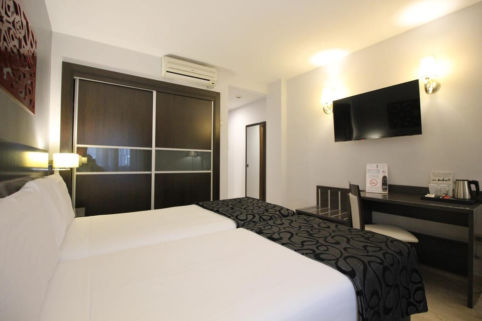 Bed, TV and multimedia, Photo of the whole room, Bedroom, air conditioner
