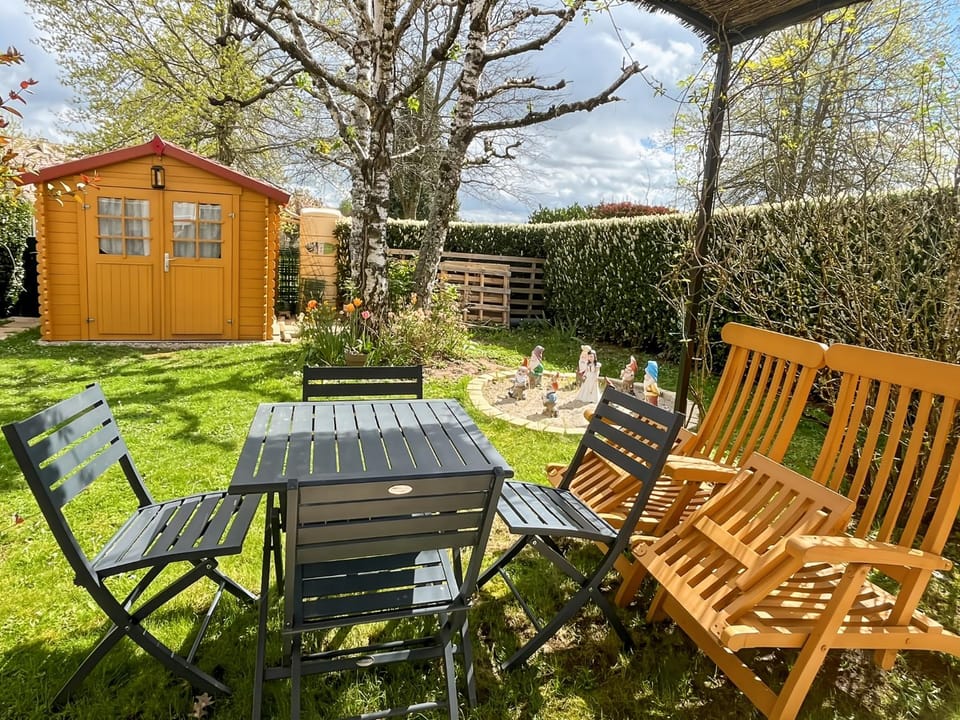 Patio, Spring, Day, Garden, Dining area, Garden view, sunbed