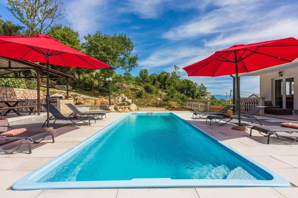 Schöne Ferienwohnung mit Pool und Spielplatz für Kinder Apartment in Primorje-Gorski Kotar County