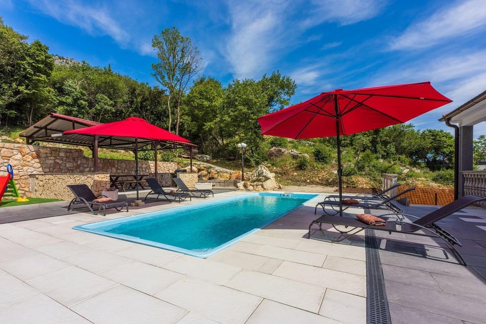 Schöne Ferienwohnung mit Pool und Spielplatz für Kinder Apartment in Primorje-Gorski Kotar County