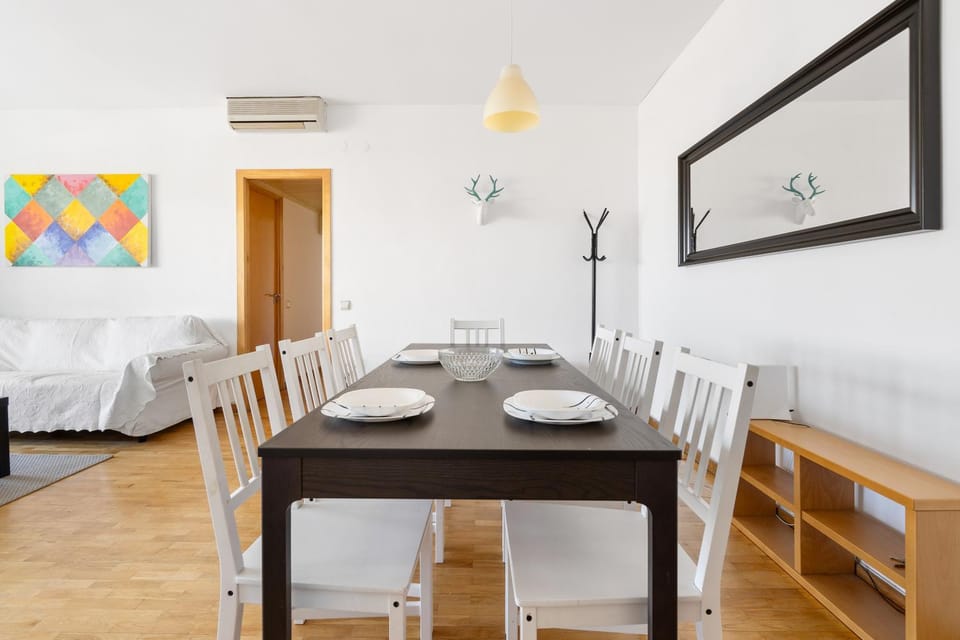 Families & Groups 4BR2BA by Sagrada Apartment in Barcelona