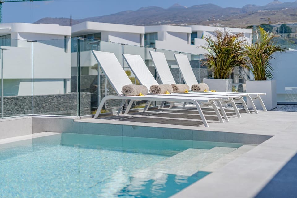Mountain view, Pool view, Swimming pool, sunbed