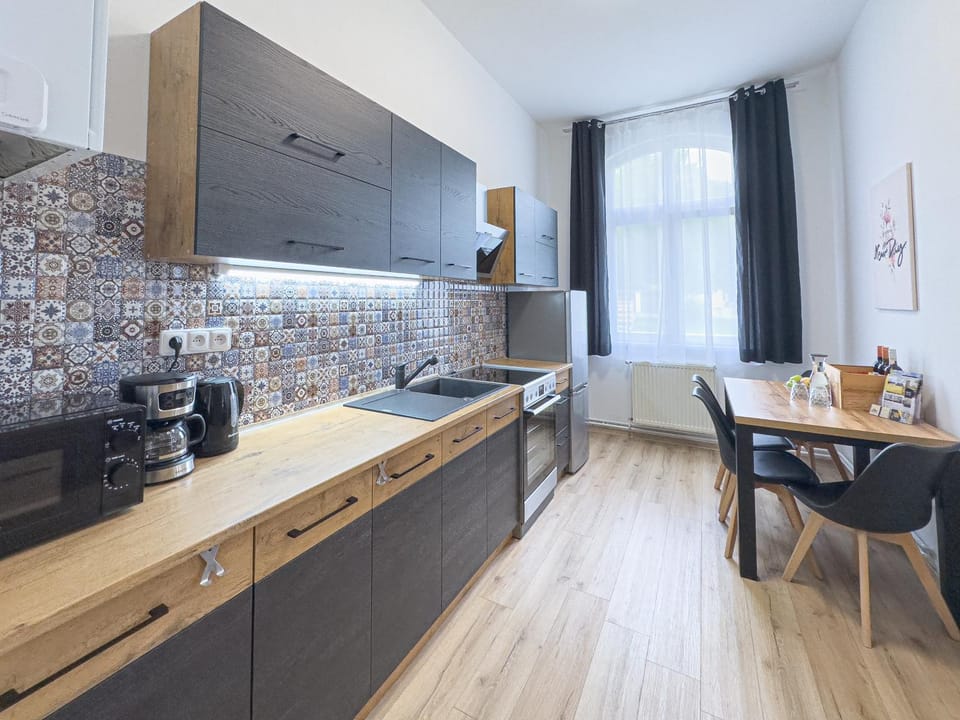 Coffee/tea facilities, Seating area, microwave, oven, stove, kitchen