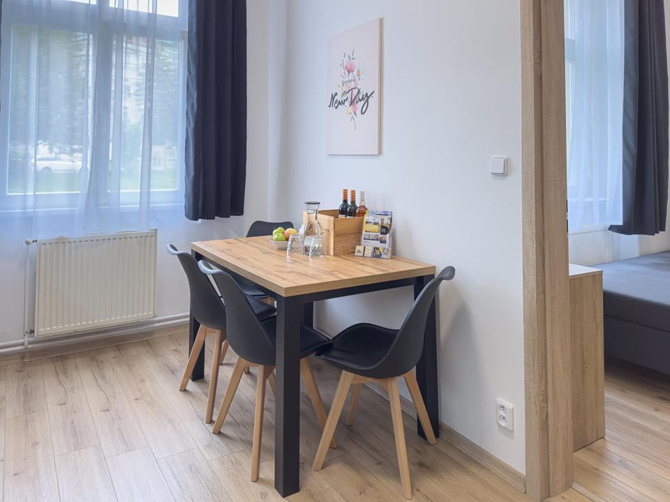 Photo of the whole room, Dining area, kitchen