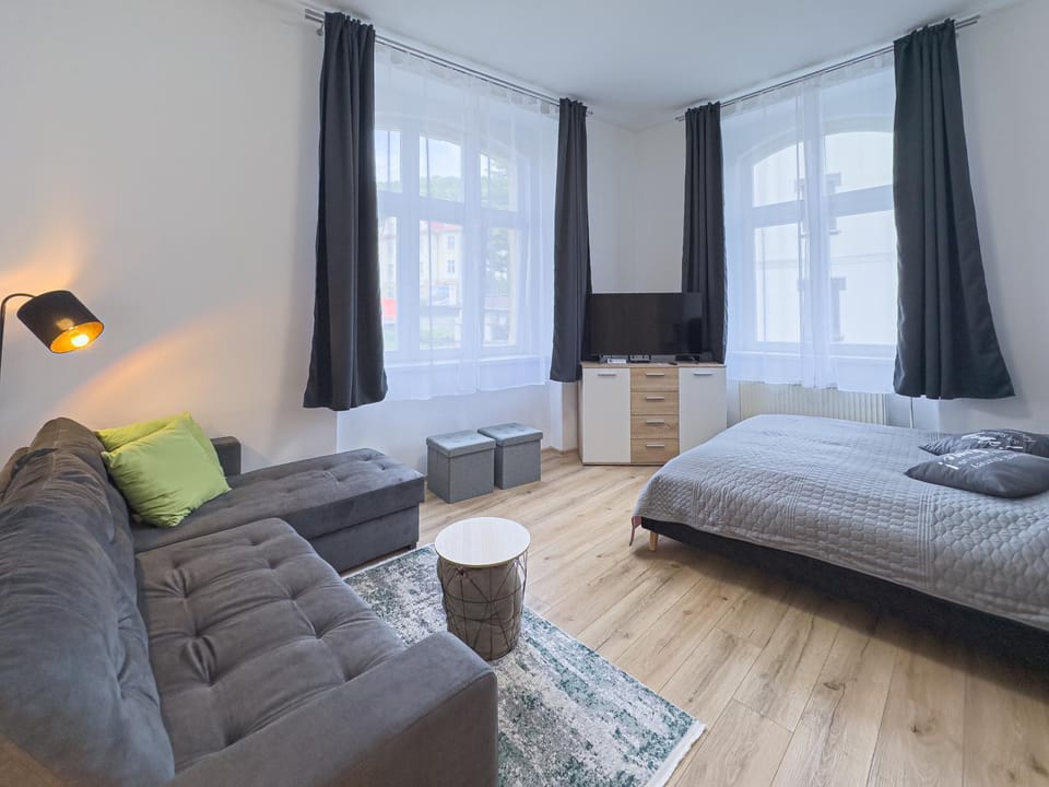 TV and multimedia, Living room, Photo of the whole room, Bedroom