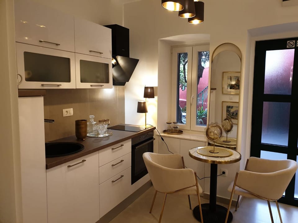 Kitchen or kitchenette, Dining area, pet friendly, stove