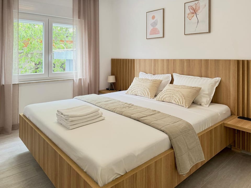Bed, Photo of the whole room, Bedroom, Garden view, towels