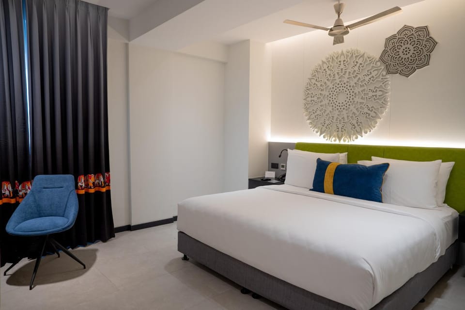 Photo of the whole room, Seating area, Bedroom