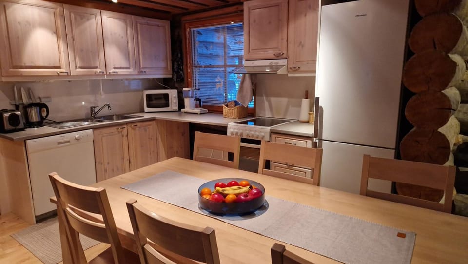 Coffee/tea facilities, Kitchen or kitchenette, Dining area, dishwasher, microwave, oven, stove, toaster