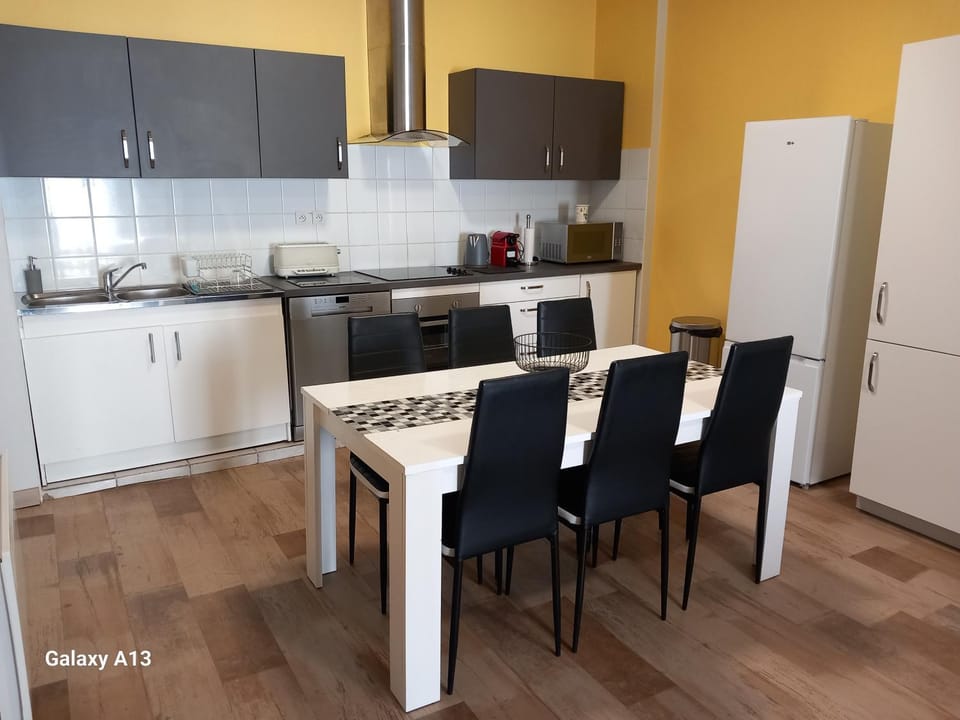 Kitchen or kitchenette, Dining area, minibar, pet friendly, stove, toaster