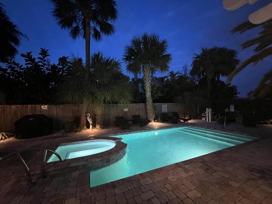 Night, Pool view