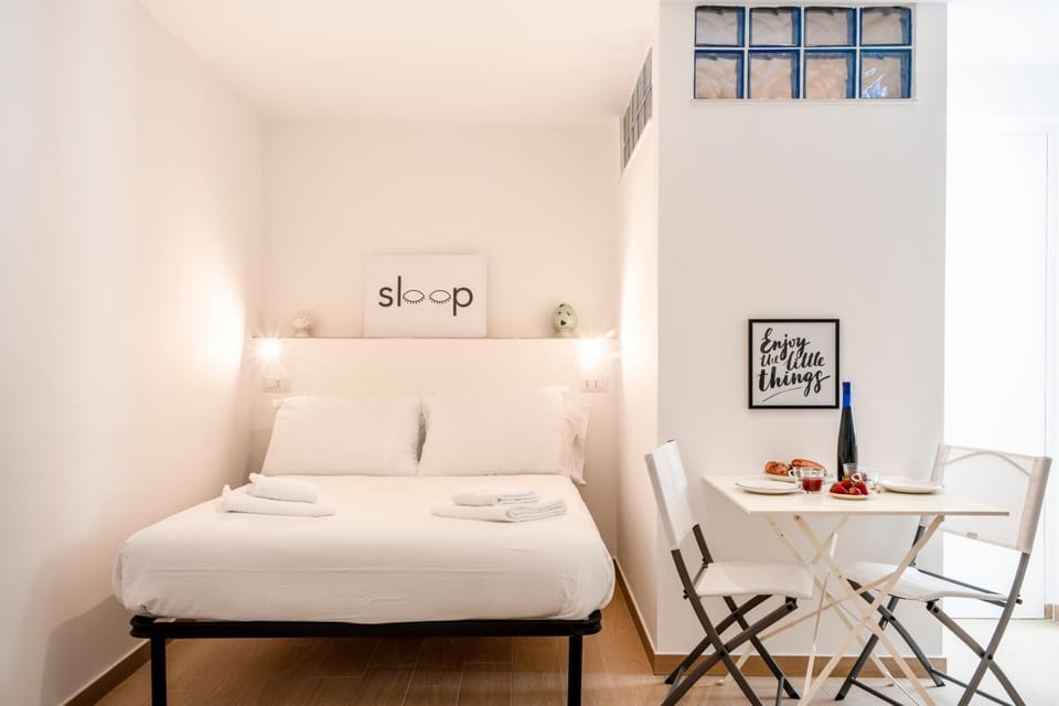 Bed, Dining area