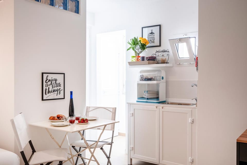Kitchen or kitchenette, Dining area