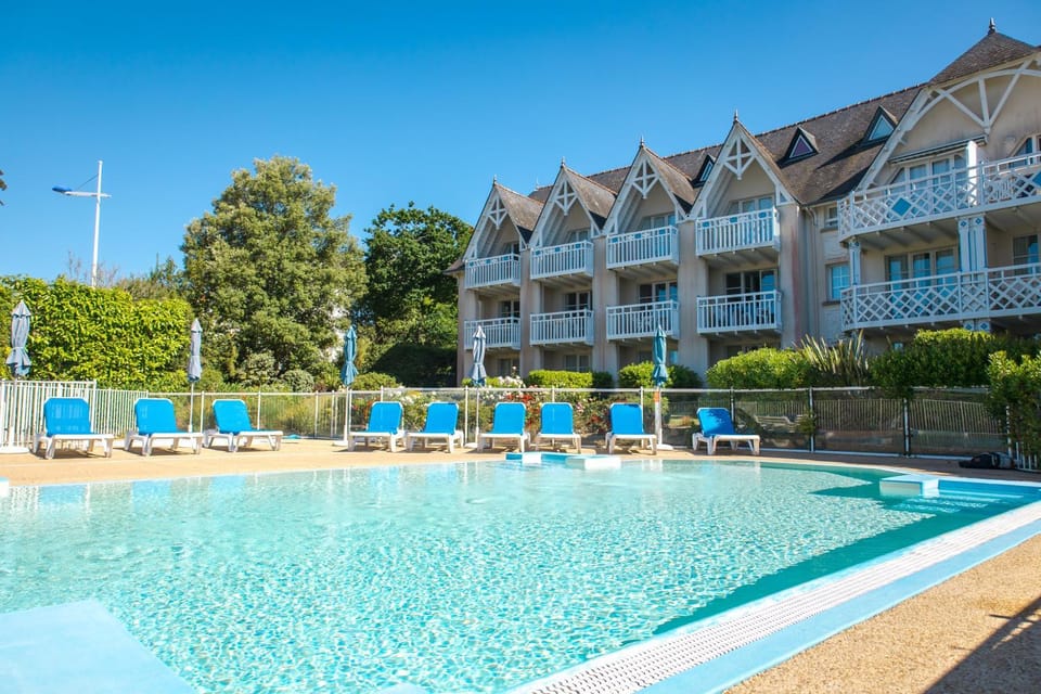 Property building, Swimming pool, sunbed