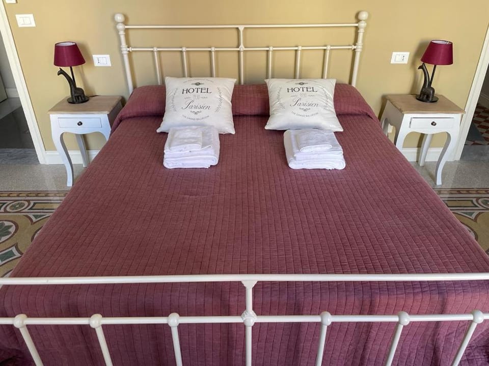 Bed, Bedroom, towels