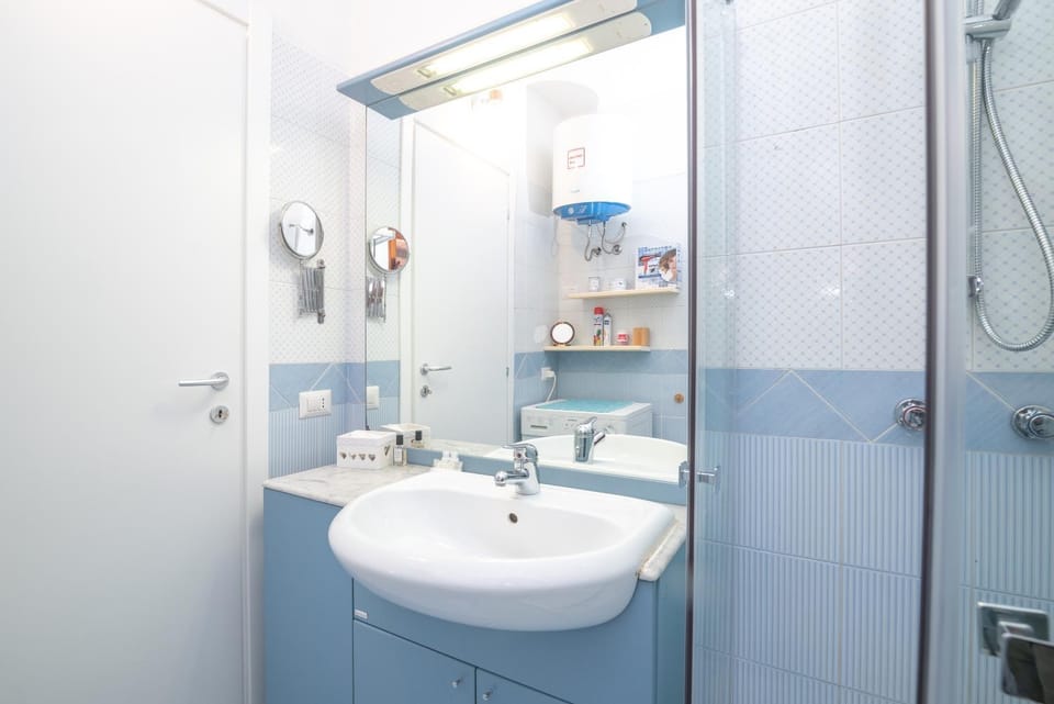 Bathroom, Living room