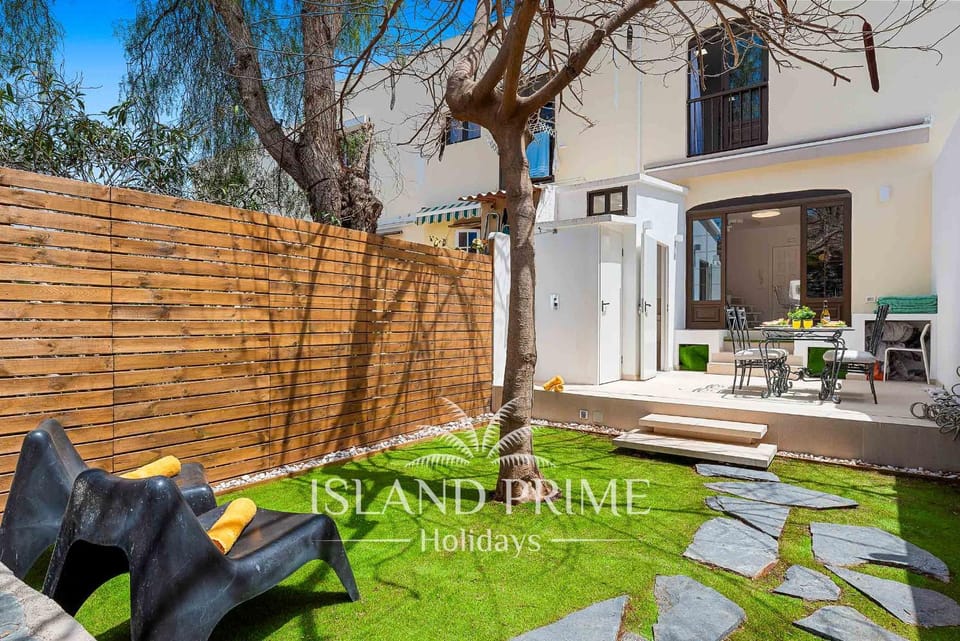 Property building, Patio, Garden, Garden, Balcony/Terrace, Dining area