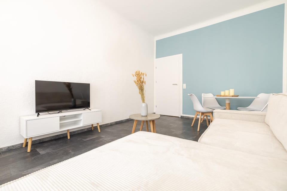 TV and multimedia, Living room, Photo of the whole room, Seating area, Dining area