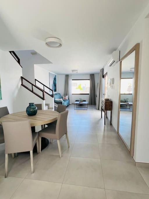 TV and multimedia, Living room, Seating area, Dining area