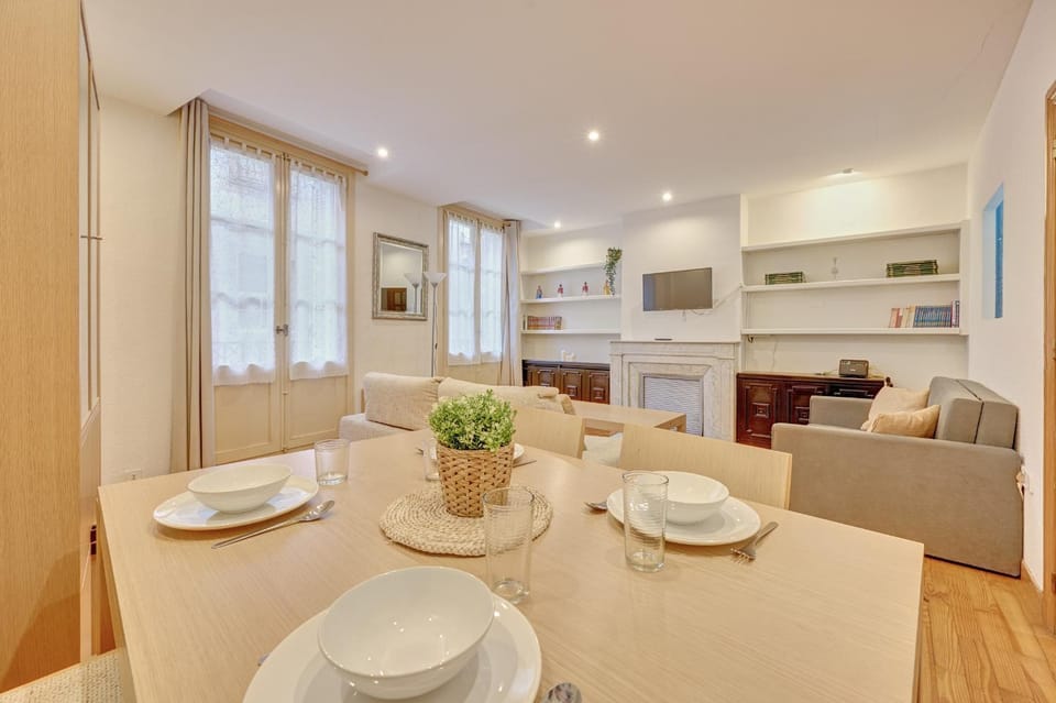 Living room, Dining area