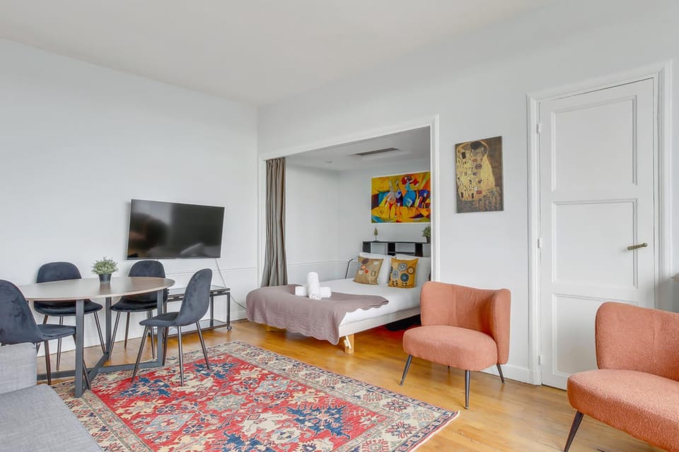 Bed, TV and multimedia, Living room, Seating area, Dining area, Bedroom