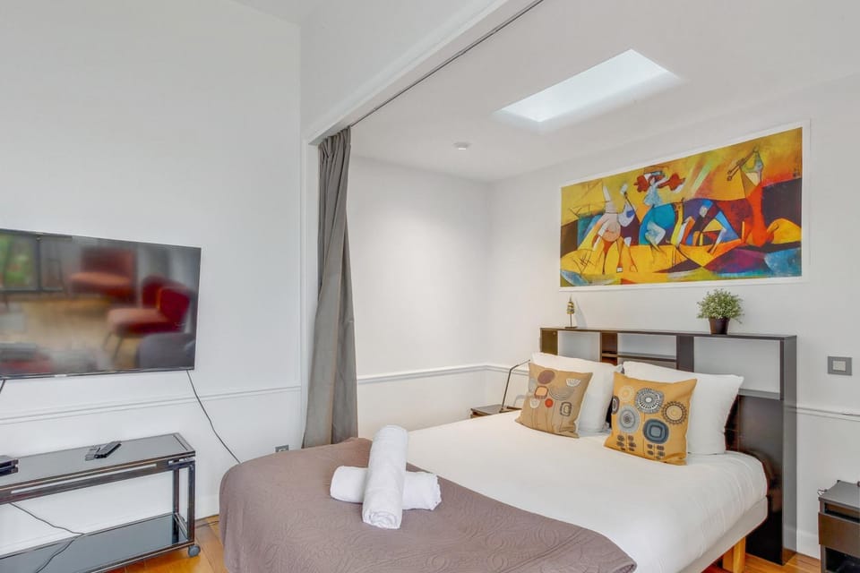 Bed, TV and multimedia, Bedroom, towels