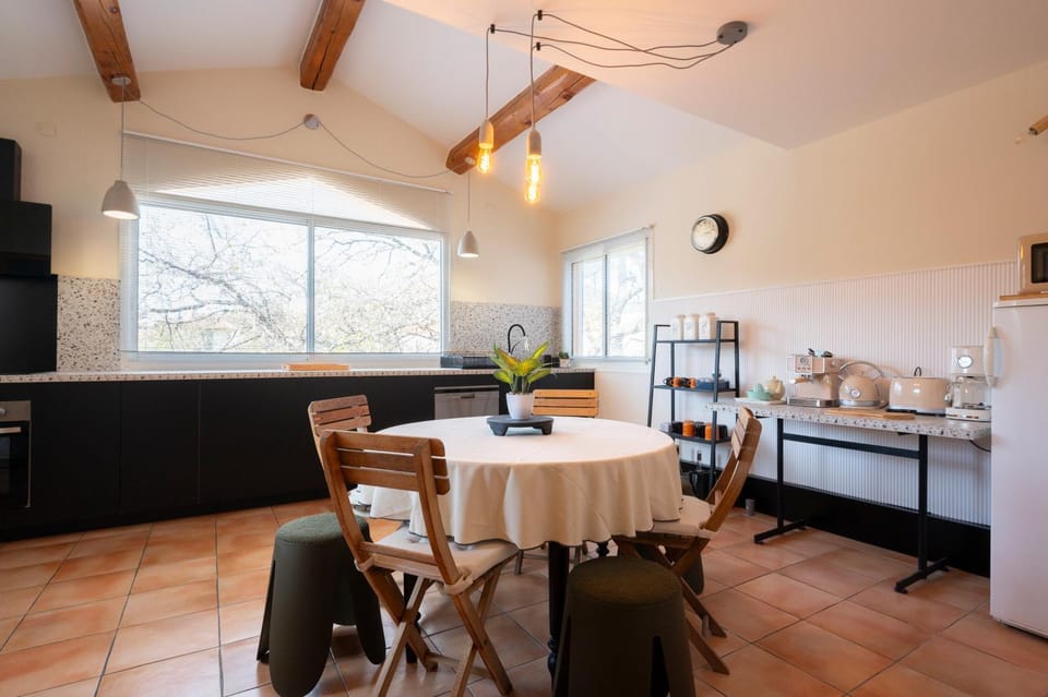 Coffee/tea facilities, Kitchen or kitchenette, Dining area, stove