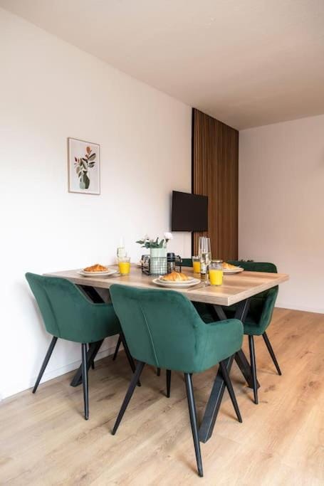 TV and multimedia, Living room, Food and drinks, Seating area, Dining area, Food, Drinks