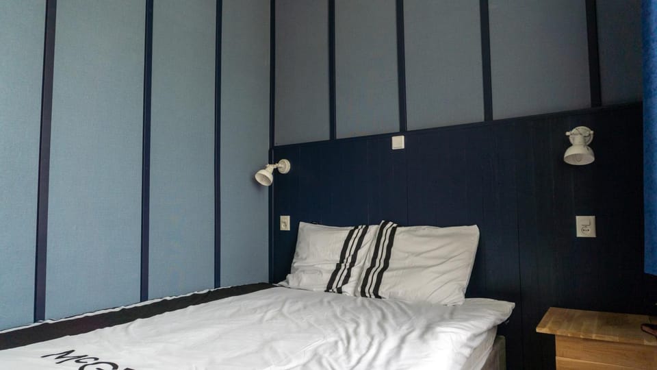 Bedroom, towels