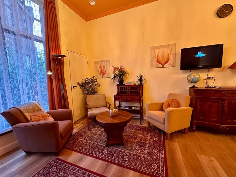 Communal lounge/ TV room, TV and multimedia, Living room, Seating area