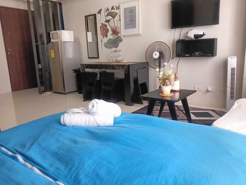 TV and multimedia, Seating area, Bedroom