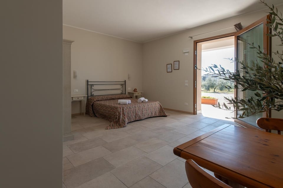 Bed, Photo of the whole room, Dining area, Bedroom