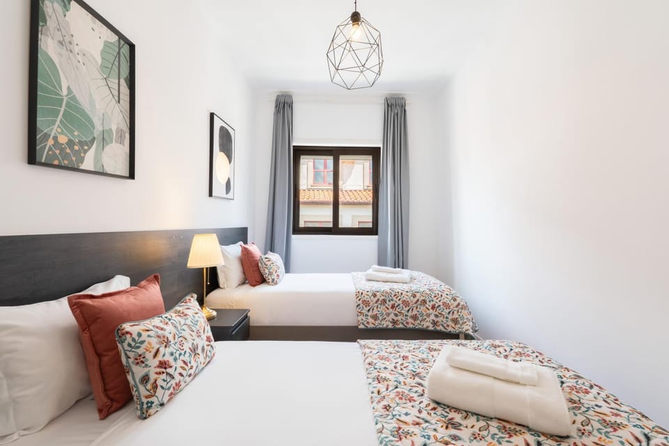 Host Wise - Comfy Minimalist Flat Apartment in Porto
