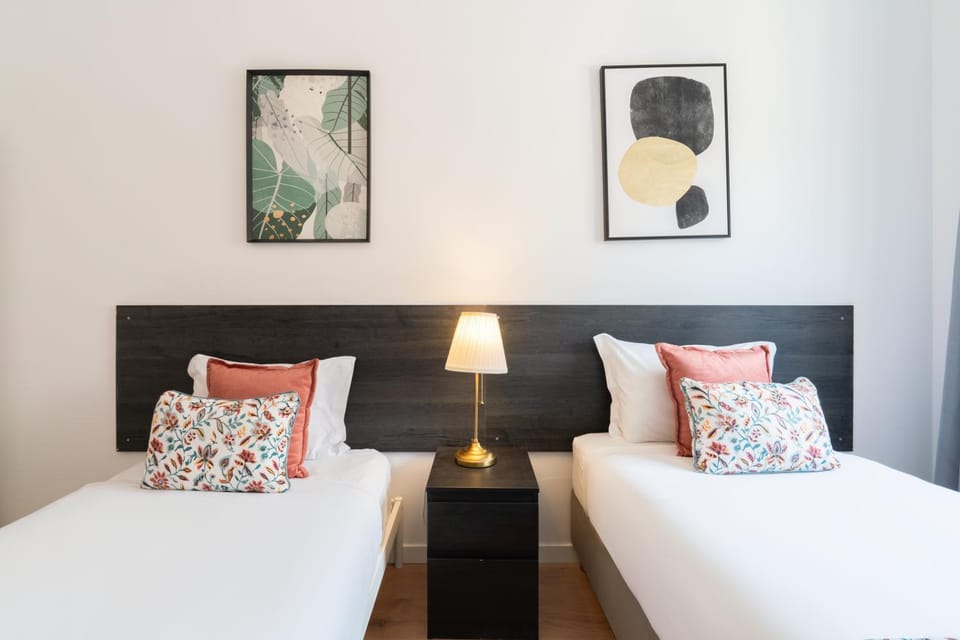 Host Wise - Comfy Minimalist Flat Apartment in Porto