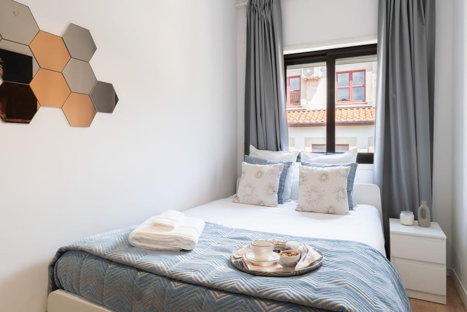 Host Wise - Comfy Minimalist Flat Apartment in Porto