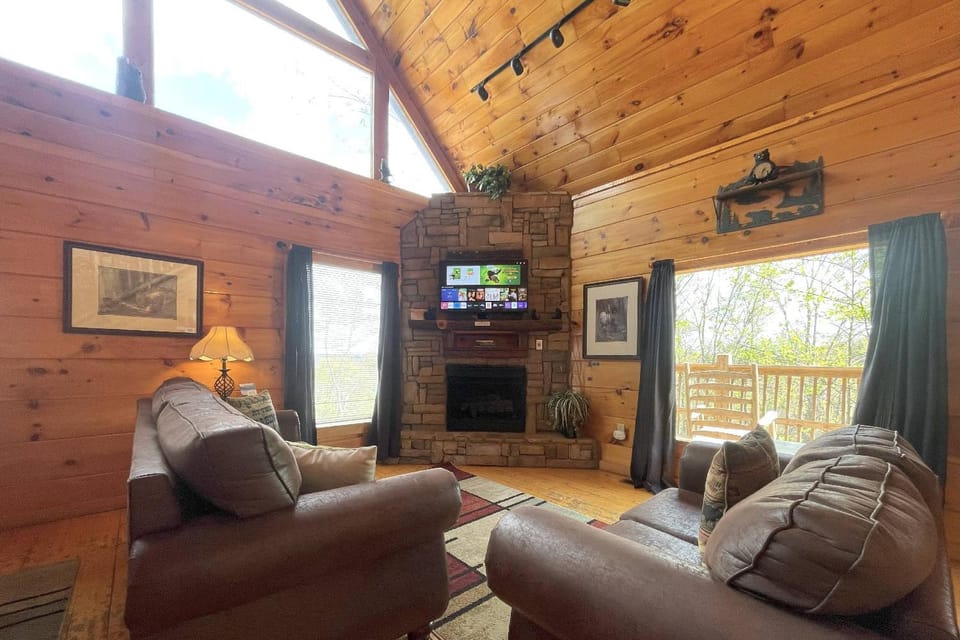 Bearfoot Lodge. House in Gatlinburg