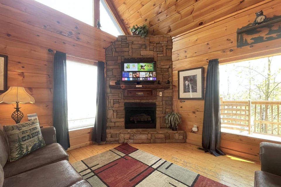 Bearfoot Lodge. House in Gatlinburg