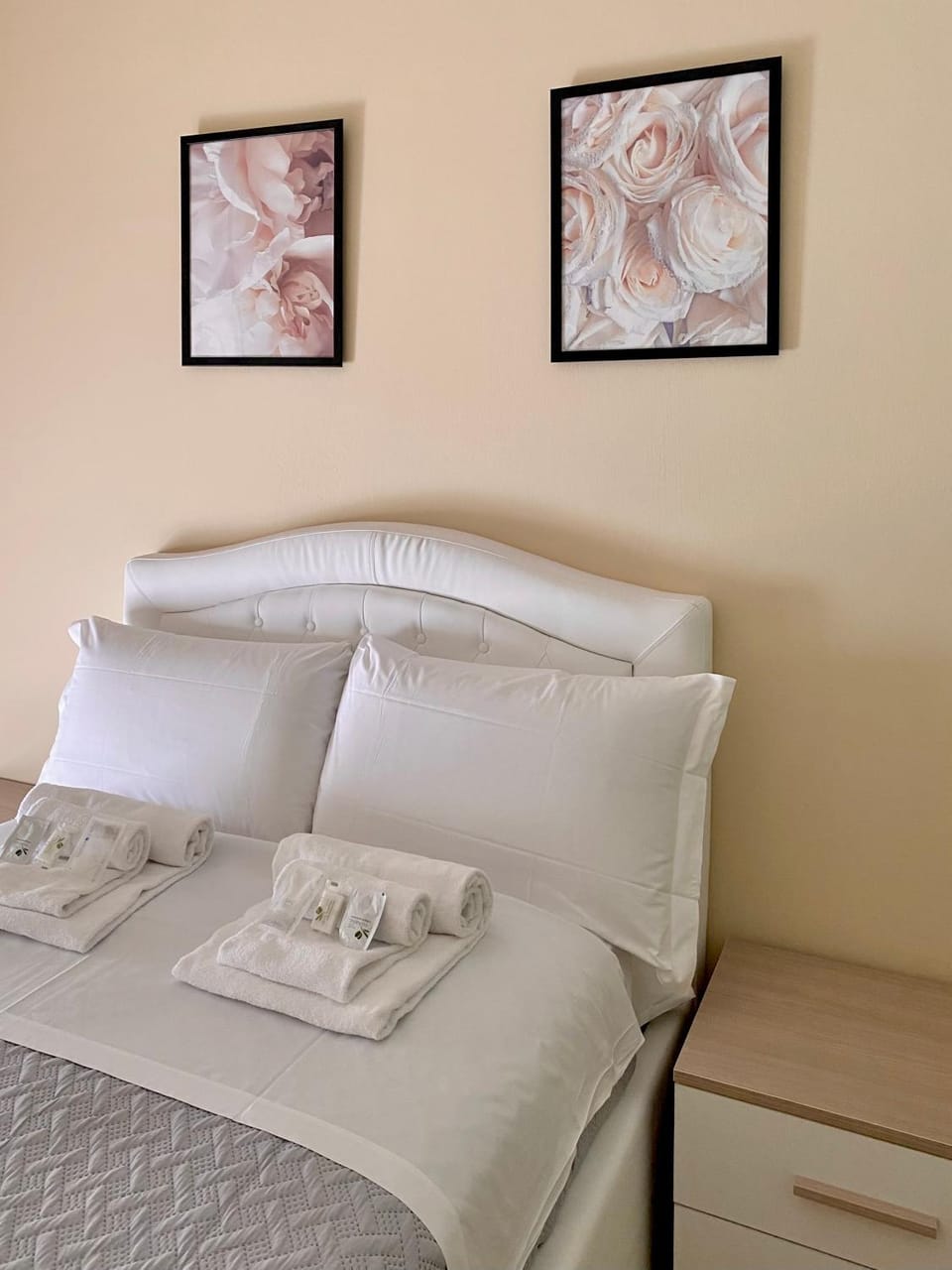 Bed, Photo of the whole room, Bedroom, towels