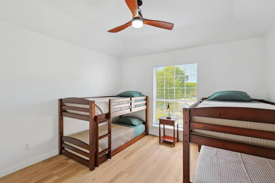 Bedroom, bunk bed