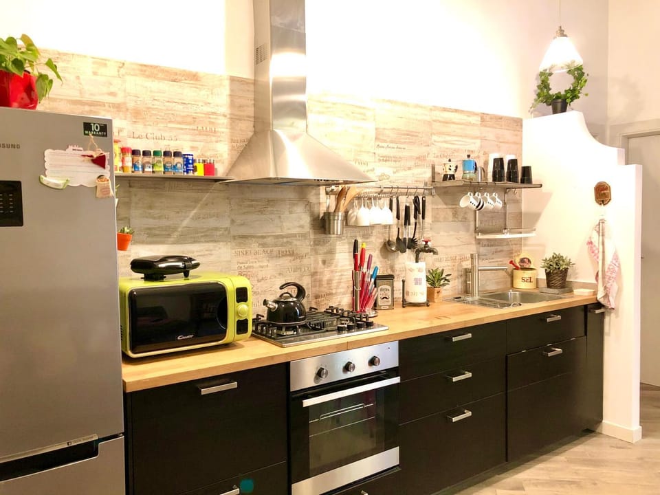 Coffee/tea facilities, Kitchen or kitchenette, oven, stove, toaster