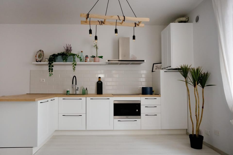 Kitchen or kitchenette, minibar, stove