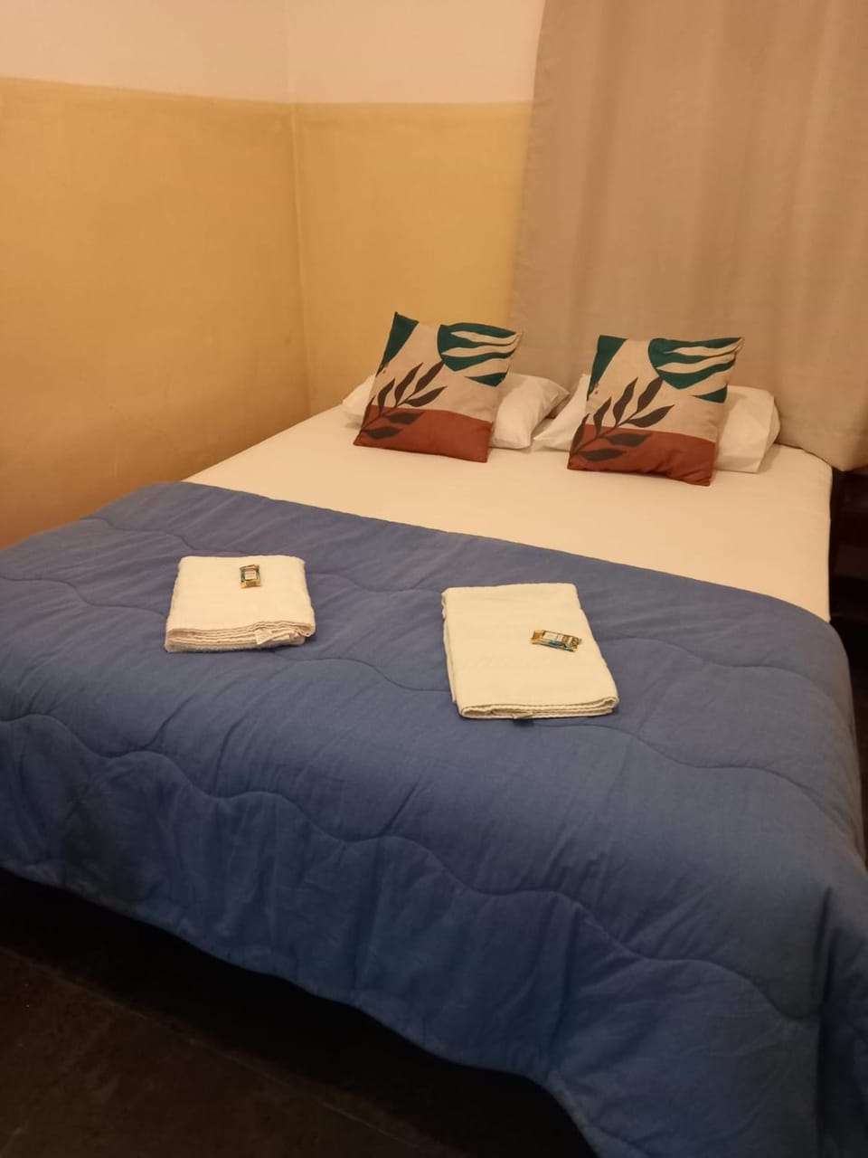 Bed, towels