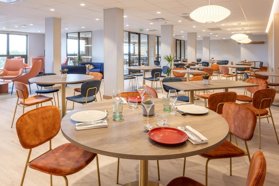 Restaurant/places to eat, Internal: Not applicable to any particular room