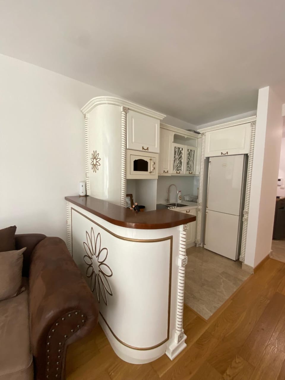 Kitchen or kitchenette, oven