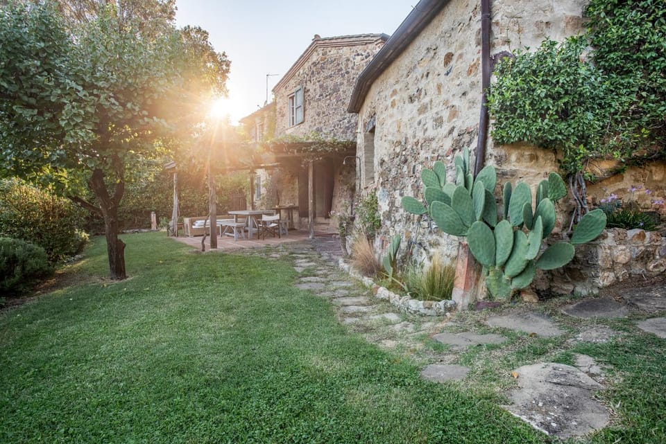 Property building, Patio, Spring, Day, Garden, Garden, Garden view